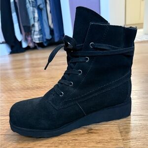 BearPaw Women's Black Lace-Up Boots